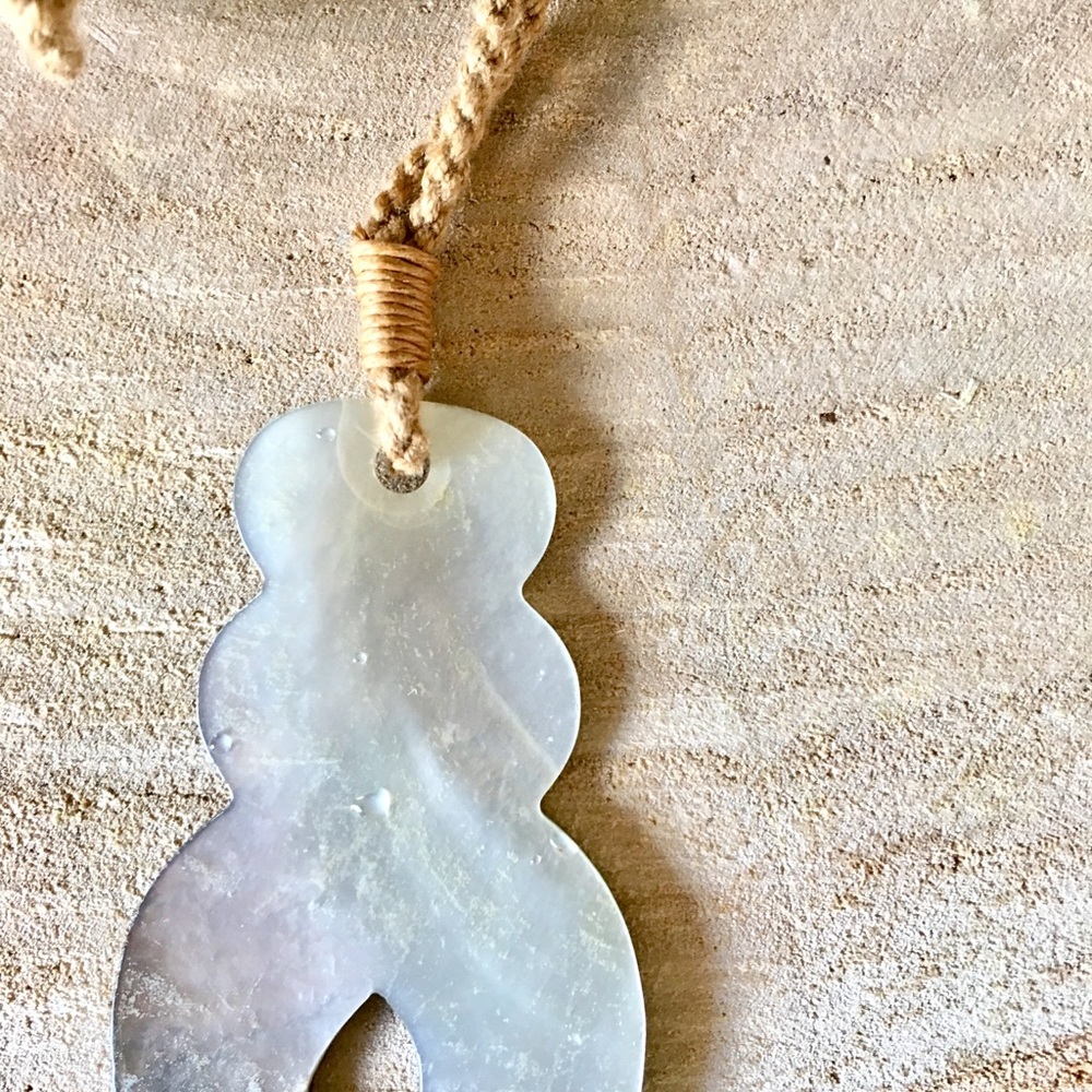 🌴Authentic Hawaiian Shell Carved Necklace🌴 - Picture 4 of 6